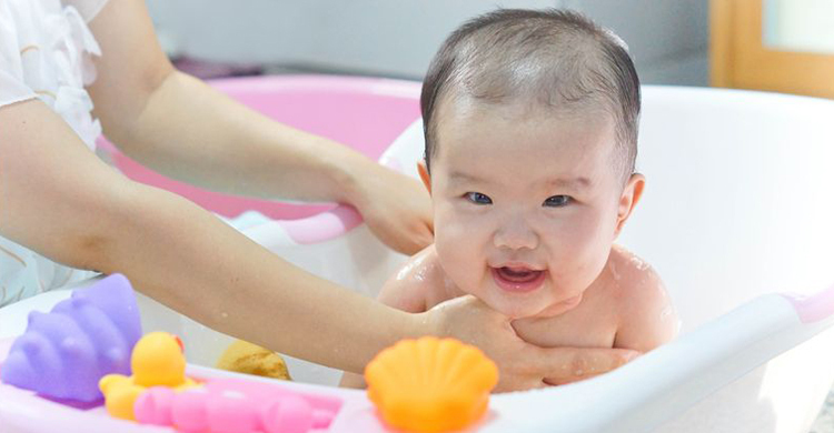 怎么帮婴儿洗澡不腰疼,怎样帮婴儿洗澡