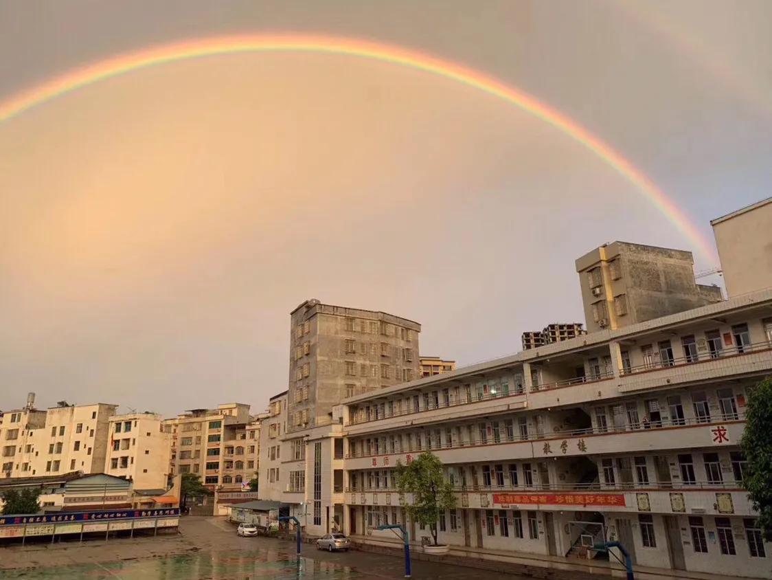 郁南都城暴雨夜景,雨后彩虹五彩丹霞太美了