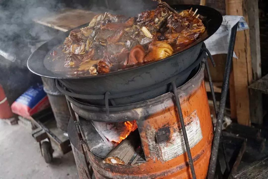 炕锅羊肉面最正宗做法,柴火灶大铁锅炖羊肉