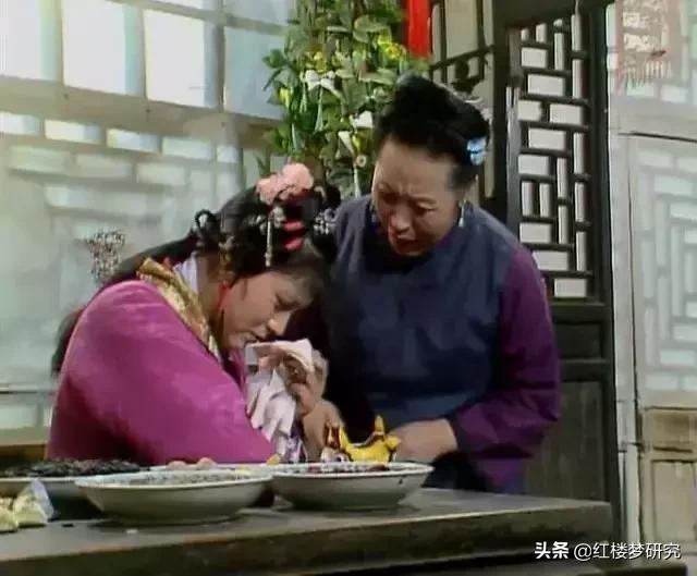 十八岁女孩卖衣服,女大十八岁