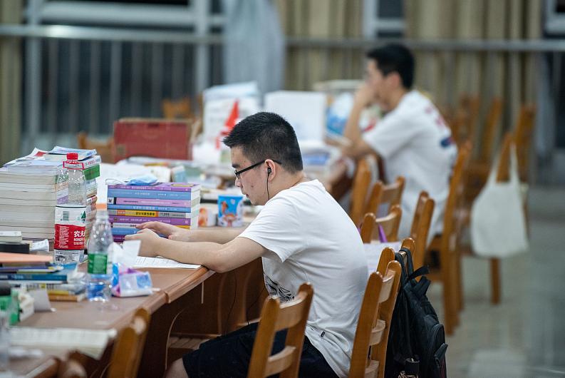 大学校园里的赚钱骗局,大学中的黑暗权力与利益