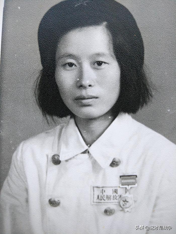 众人起哄喊司令员打一个，司令员举起冲锋枪，靶子被打成马蜂窝