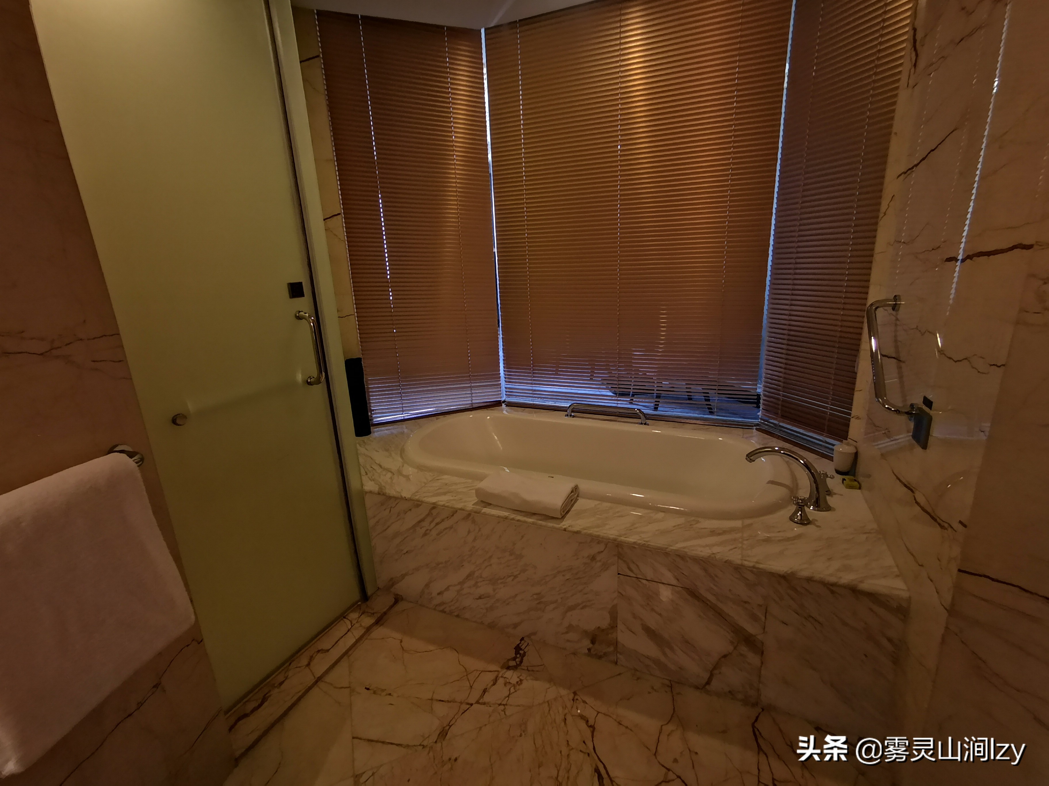 蓝天白云下的雪域高原布达拉宫,蓝天之下日光之城简介