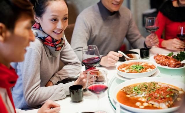 饭局上领导说“去买包中华烟”，别真去买烟，高情商都懂4个礼数