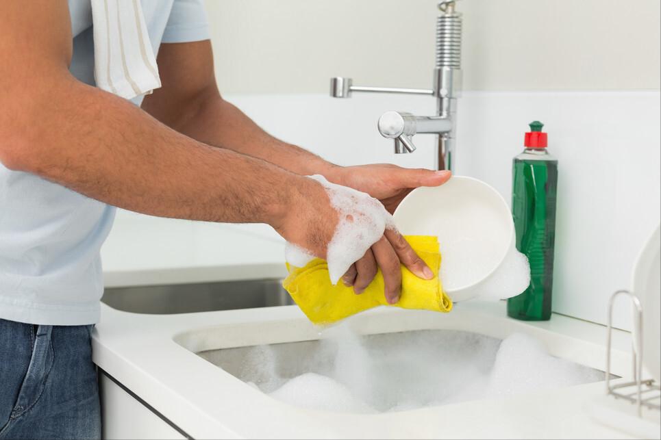 洗洁精是害人精这种说法对吗,洗洁精会伤手伤胃还致癌吗