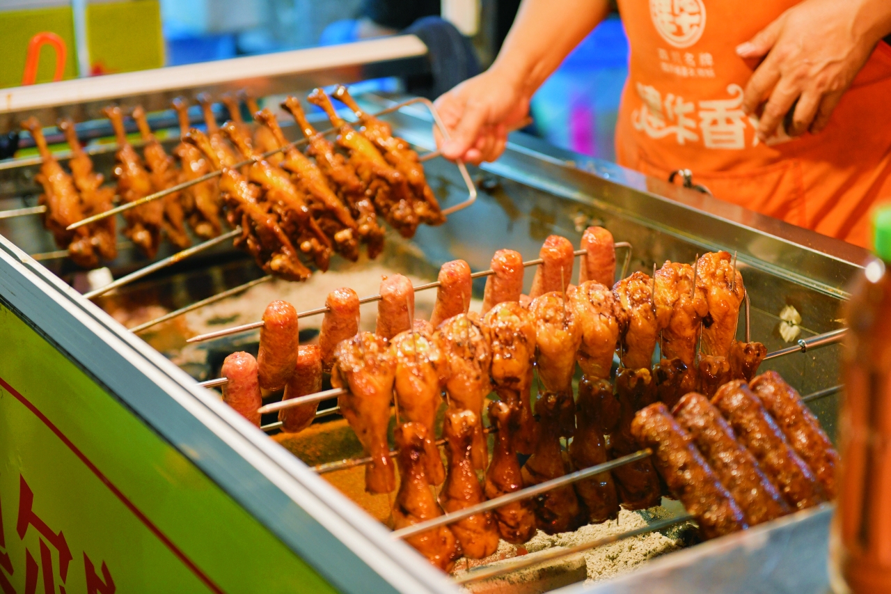 成都建设路美食街和春熙路哪个好,探寻成都更具特色的美食街