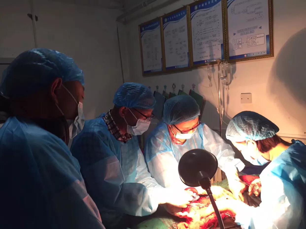 唐山援藏医疗队：一台产床上的剖宫产手术托起了藏族母女的生命