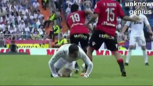 球王假装老人踢足球,内马尔假摔和c罗假摔哪个多