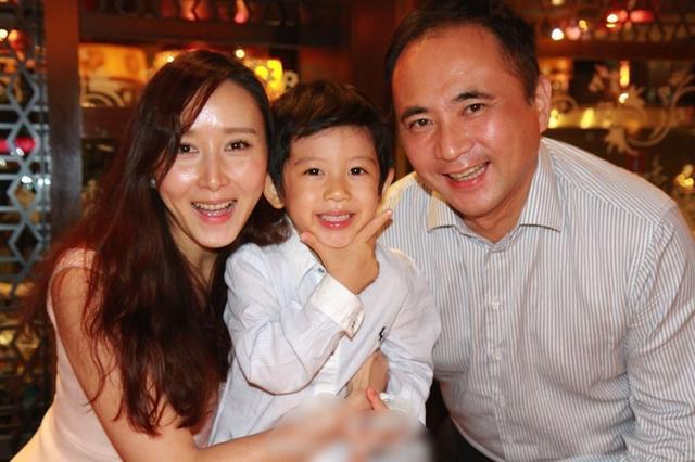 胡静出席活动搞怪,胡静红裙现身十分抢眼