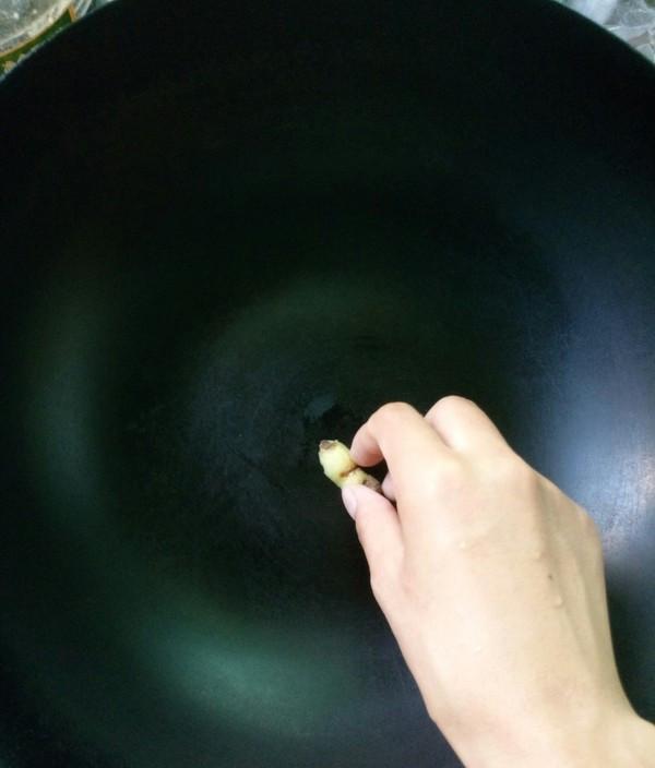 炖鲫鱼汤下来扔什么料,炖鲫鱼汤把鱼弄碎好还是不弄碎