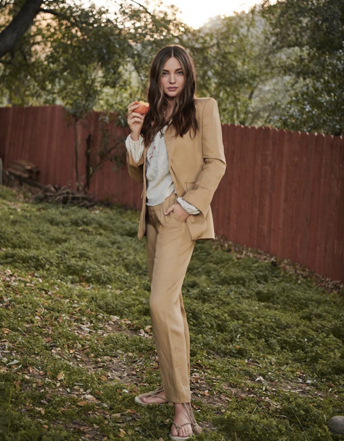 米兰达·可儿身穿白色衬衣出街,米兰达可儿发福双下巴