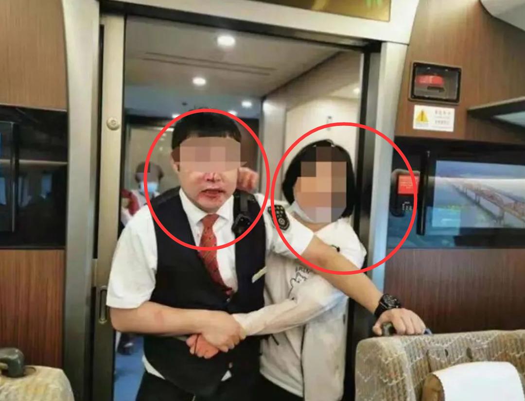 女子在高铁上*光脱**后，劈叉打滚挡过道，还把列车长打得满脸是血？其父称：有精神病史