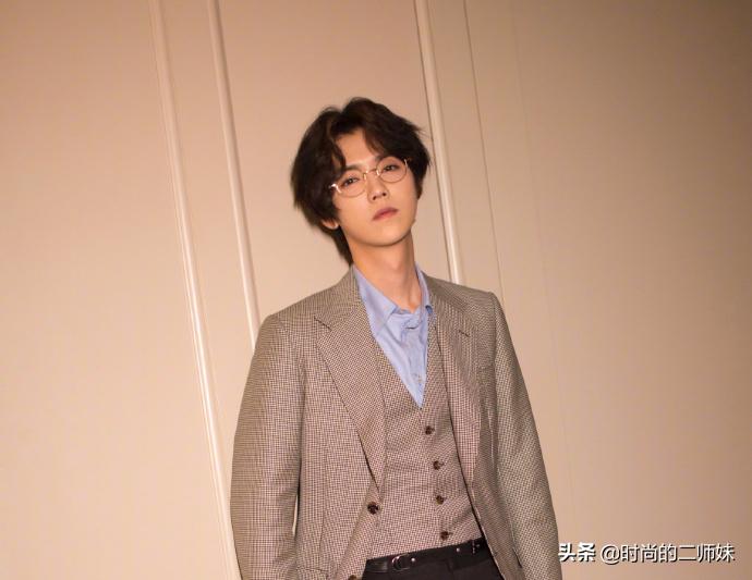 鹿晗这身贵公子打扮不得不夸！中分小卷+眼镜杀，帅起来真要命