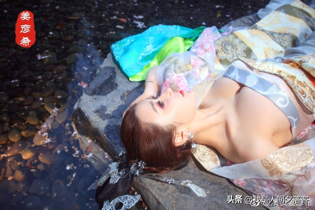 “中国天然第一美胸”的她却因倚天屠龙记中无台词的角色而火