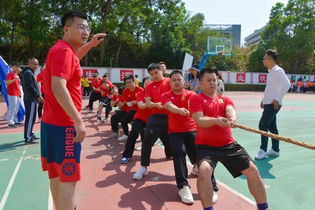 “老师,你拔河的样子真美!”“谁拍的赶紧撤!!!”