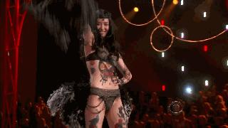 疯了，她的平胸才是顶级性感