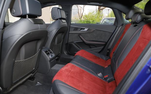 豪华动感奥迪a4l,奔驰c260和奥迪a4l试驾对比