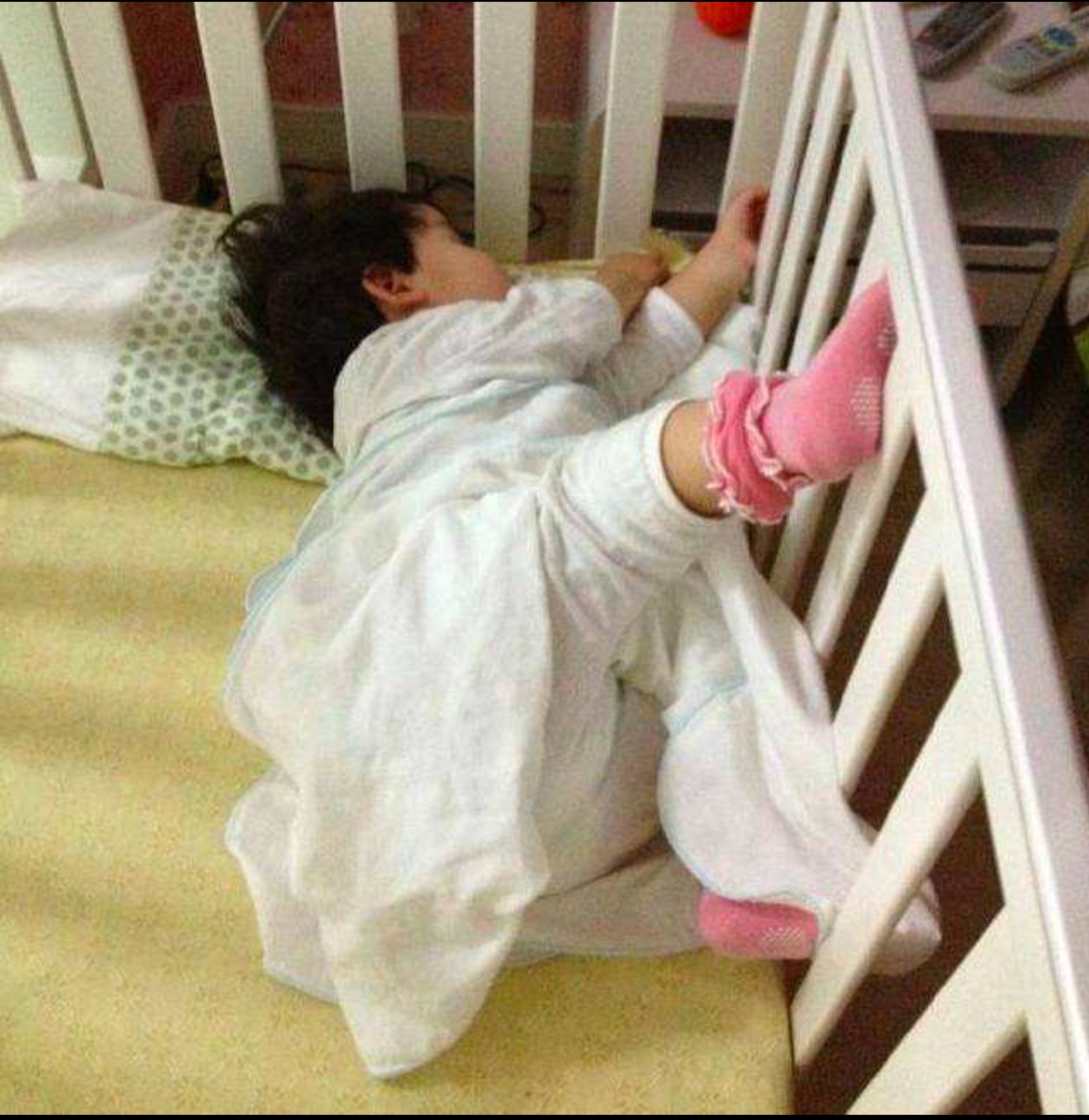 大人睡觉翻身压到孩子,爸爸睡觉翻身压死三个月孩子