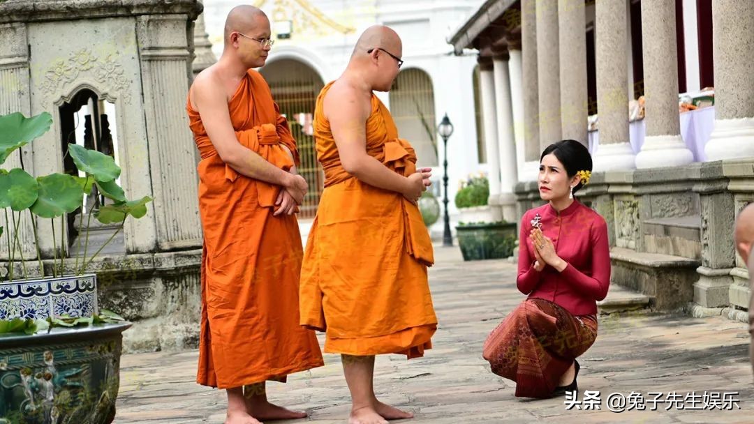 贵妃太卑微！独自跪在车轮边，毫不介意汽车尾气和滚烫的柏油路面
