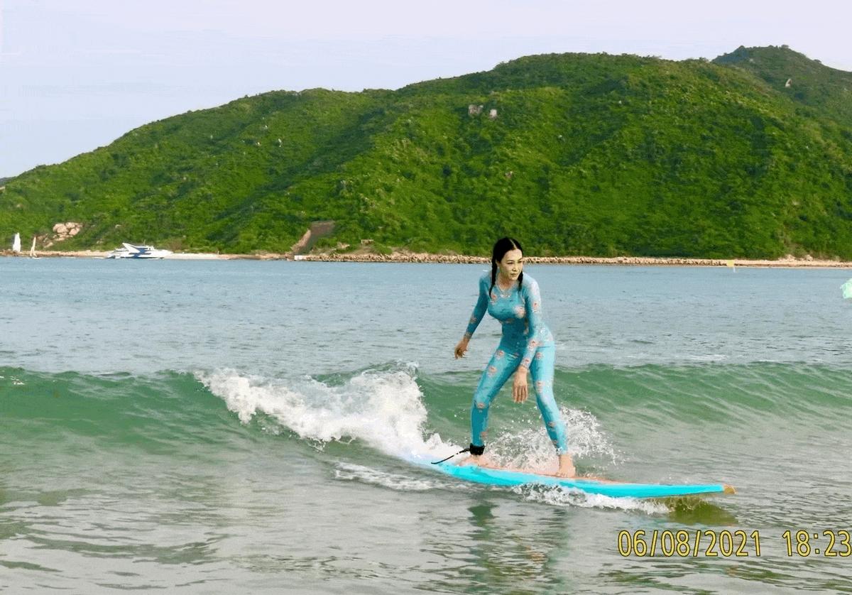 钟丽缇现场秀魔鬼身材,钟丽缇一家海上冲浪