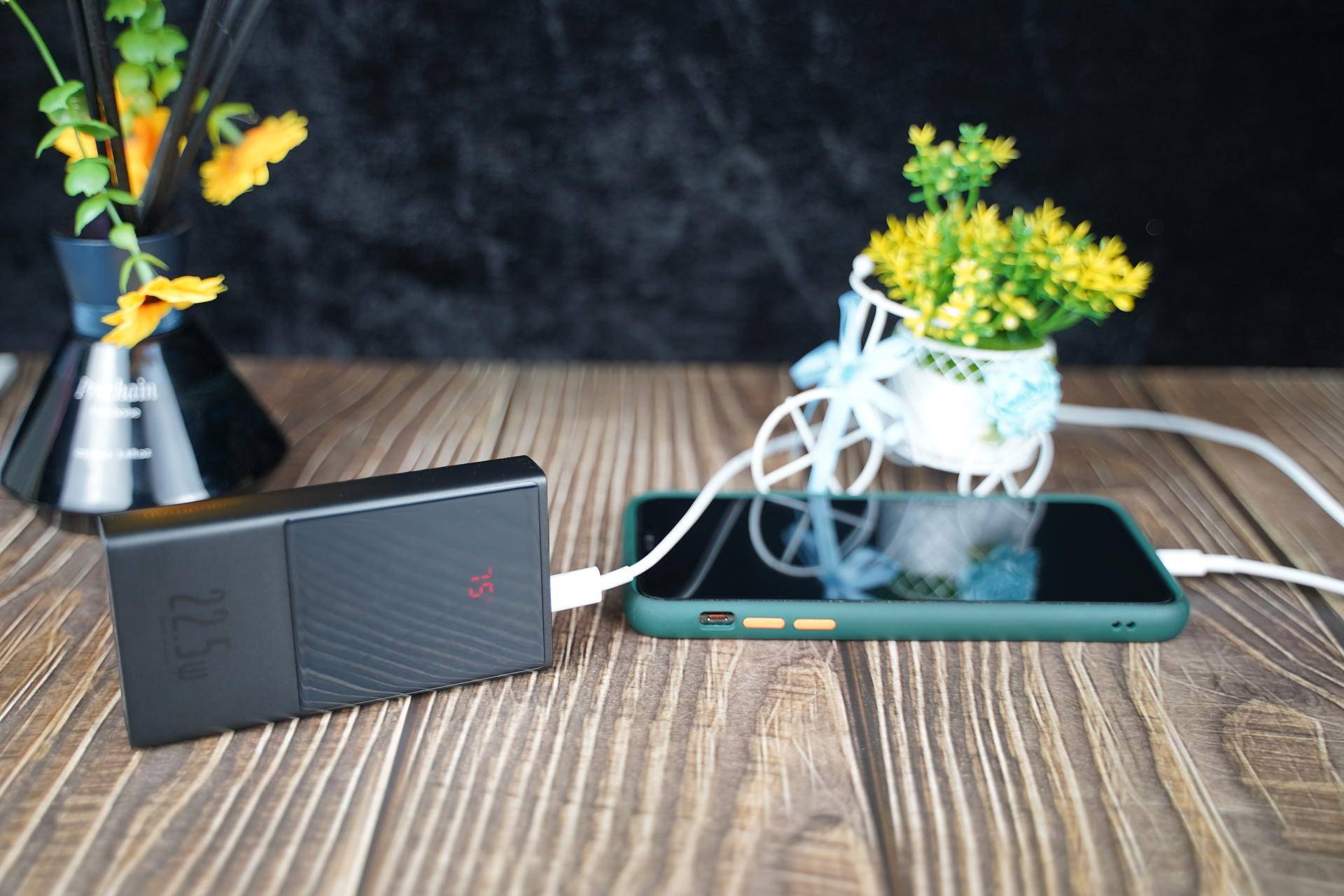 倍思66w快充充电宝实测,倍思65w双向快充自带线数显充电宝