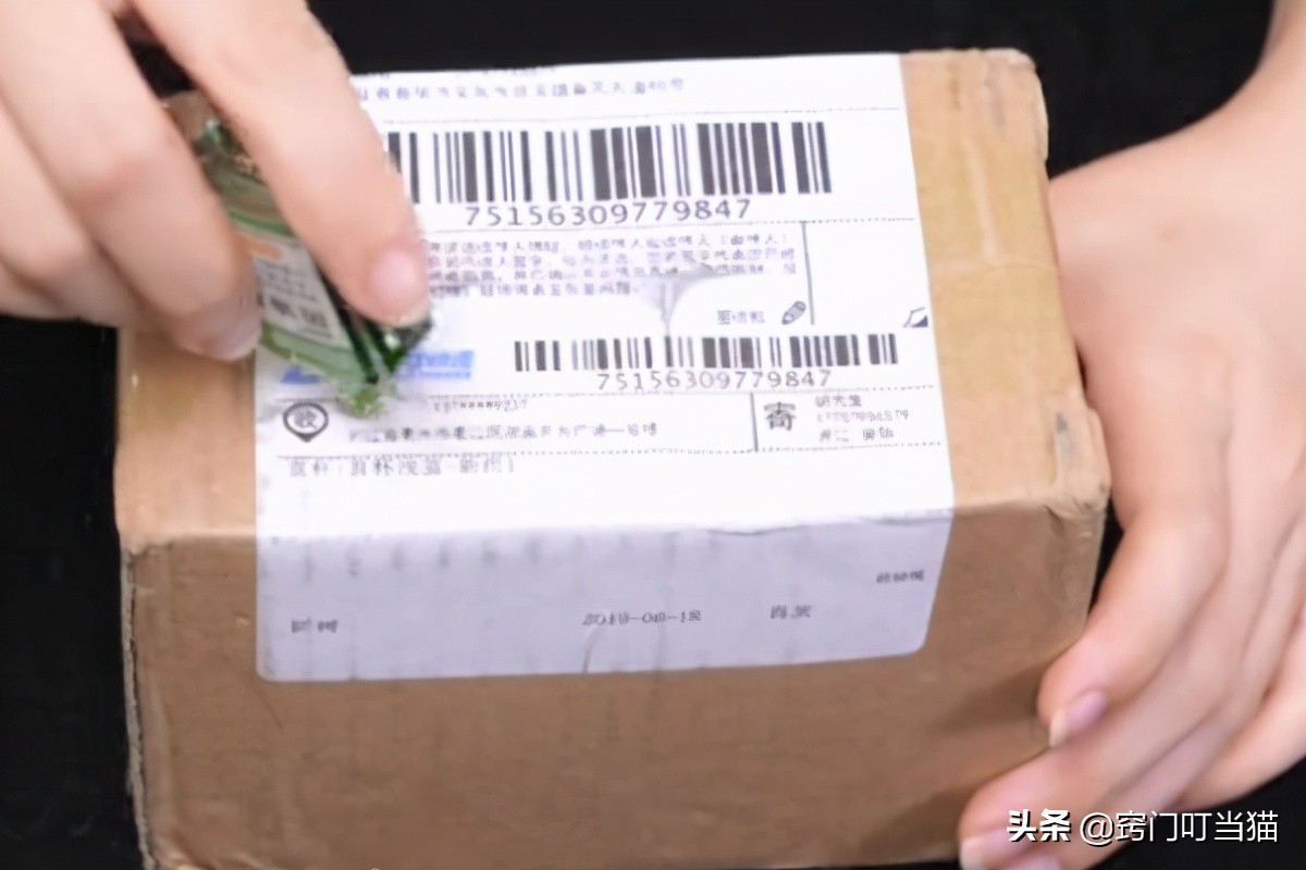 收到快递后记得用打火机烤一烤,取快递时盒子用打火机烤几下