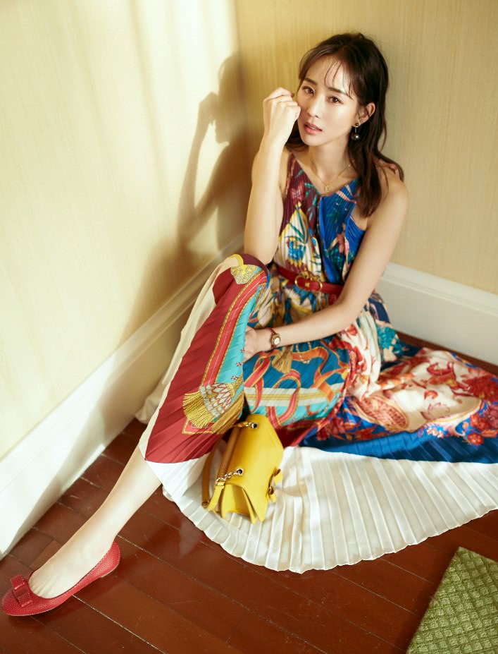 “蛇皮鞋”超有毒，张钧甯穿出了“包子脚”，脚筋都凸起来了！