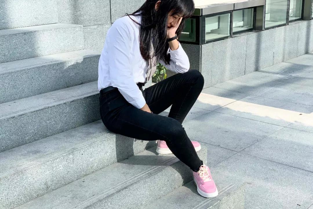 1秒就能变色的小白鞋，只要139元的价格，穿出两双鞋子的效果