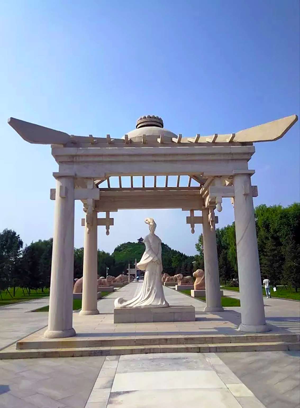 中国最大的汉墓之一~~《昭君墓》之王昭君