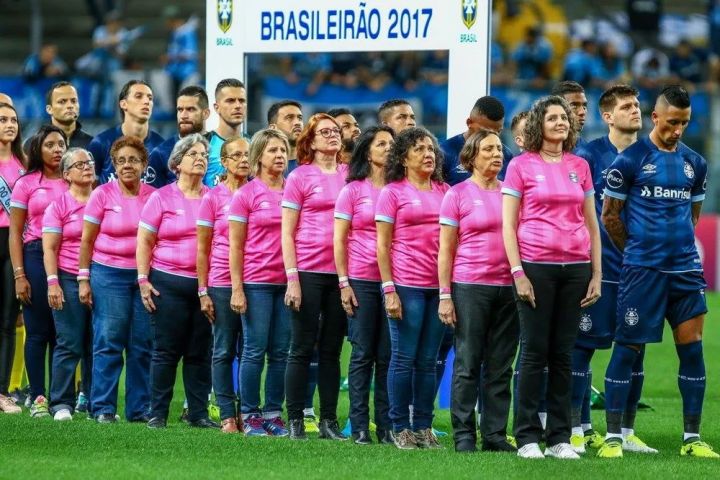 混身上下一套粉？绿茵场上的硬汉们究竟怎么了？