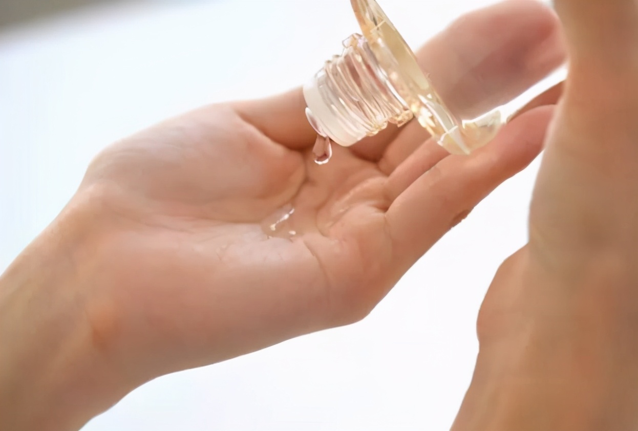 小孩冬天脸颊两边泛红,冬天下巴泛红刺痛怎么办