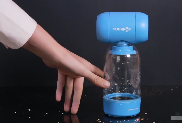 女主播捡垃圾塑料瓶做音响，“低音”效果太牛逼了