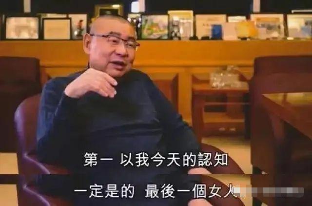 耐心蛰伏16年，成大刘的“人肉拐棍”，甘比笑到最后靠的是忍吗？