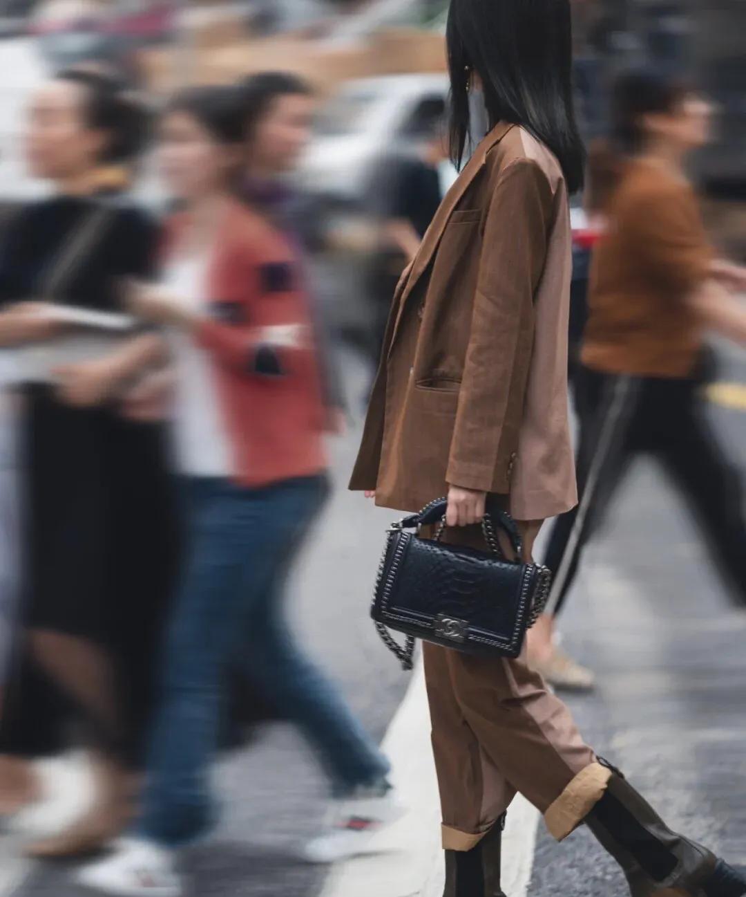 秋冬都适用的包包推荐,包包秋冬适合咖啡色还是卡其色