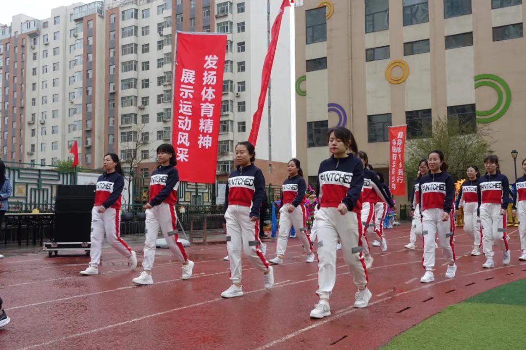 【“七个一”先锋在行动】呼和浩特市足球协会“万达分校足球基地”挂牌仪式在南门外小学万达分校举行