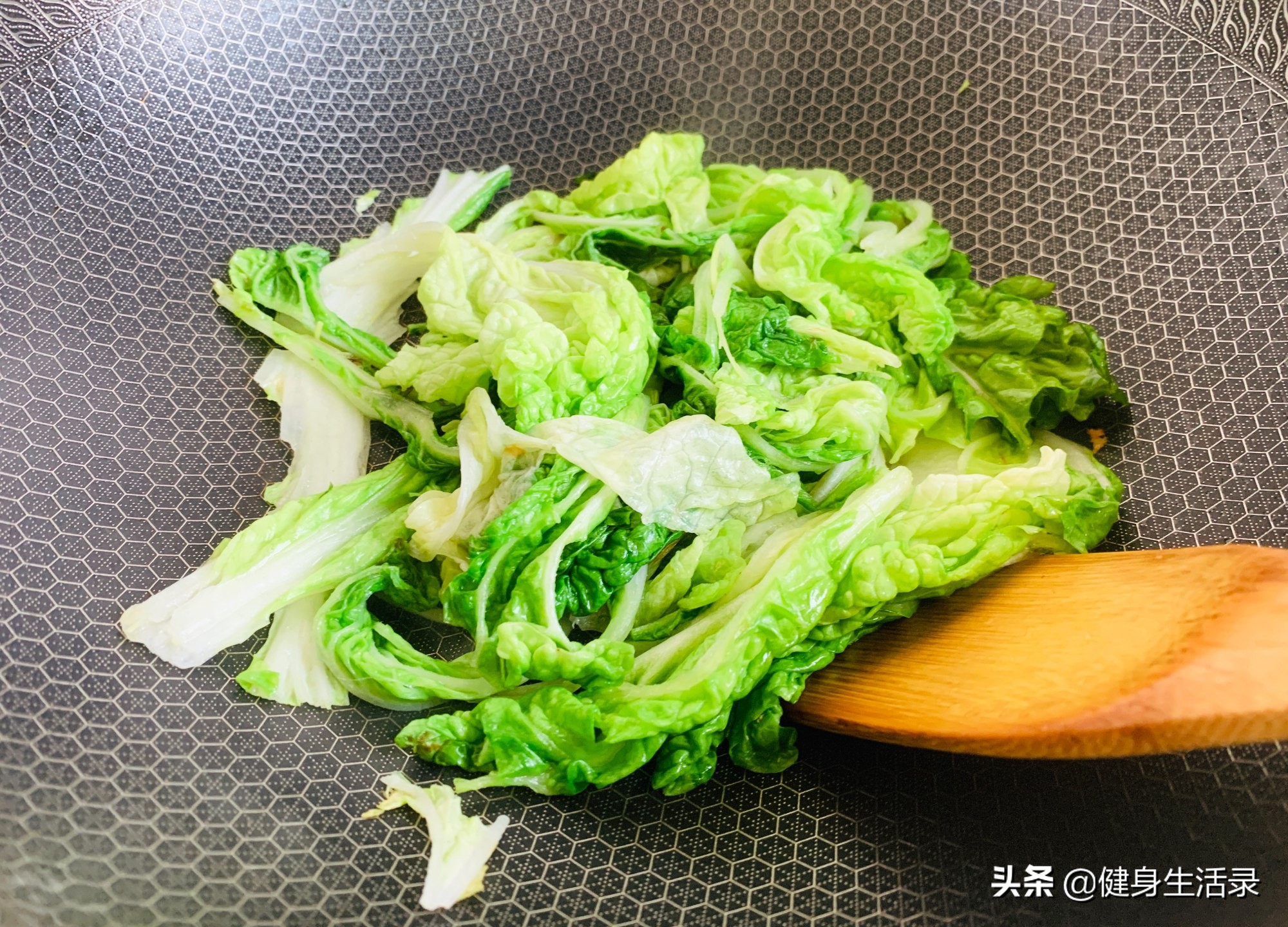 冬日砂锅炖白菜,用砂锅炖白菜搭配什么好吃