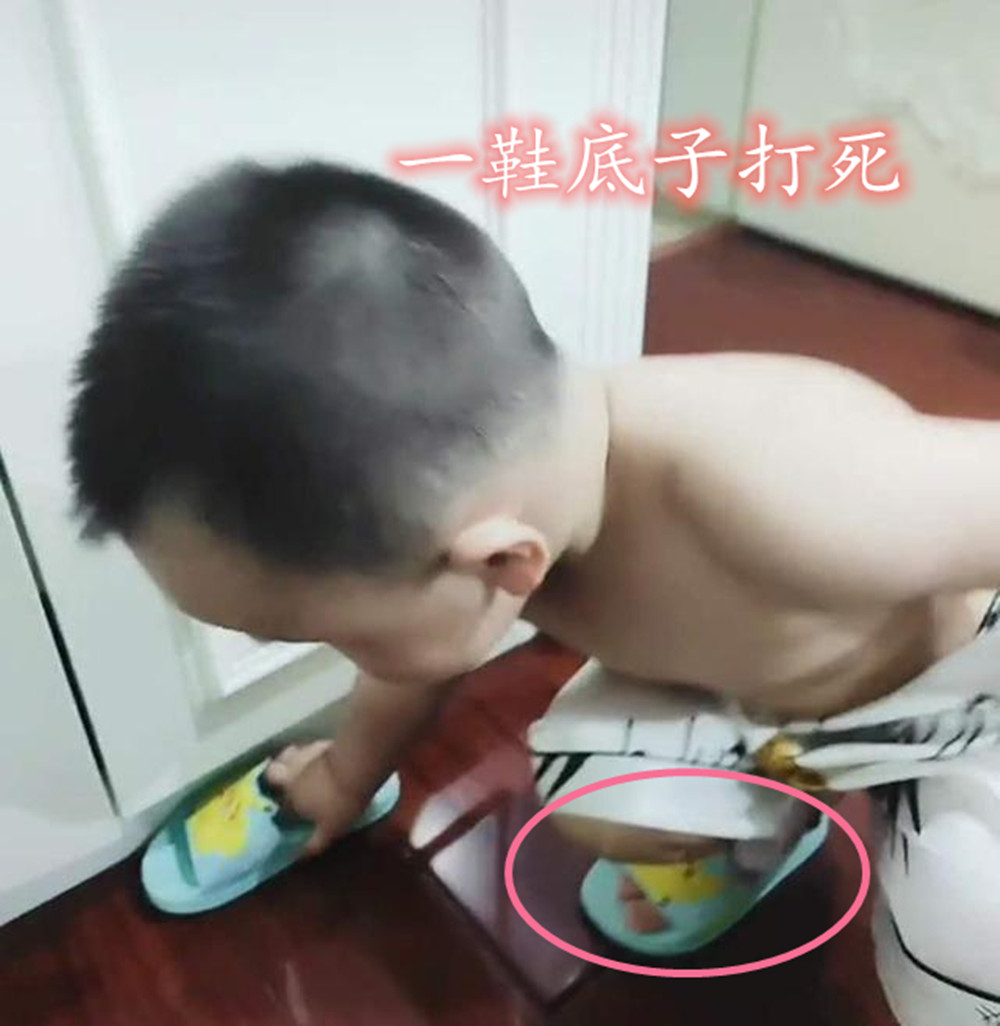 妈妈遇蟑螂,萌娃一手奶瓶一手拖鞋来“救驾”,网友:骗我生儿子