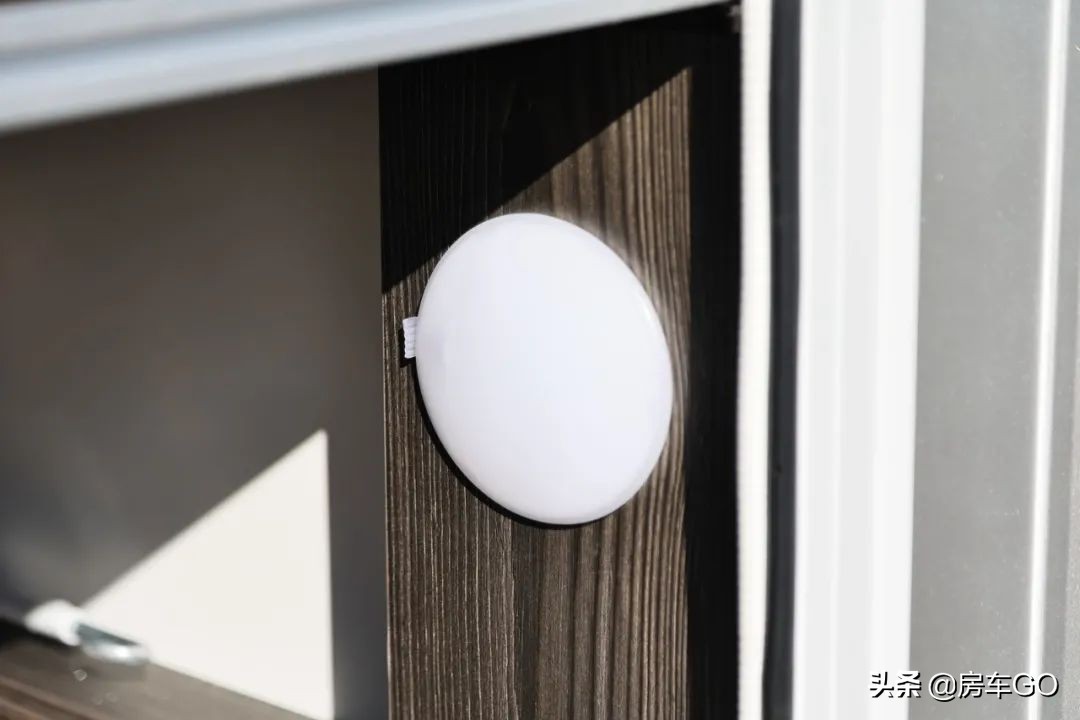 这台房车有5种充电方式，车内电器语音控制，卫生间也是干湿分离