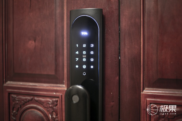 经常忘记自己锁门,智能门锁被锁定怎么解锁