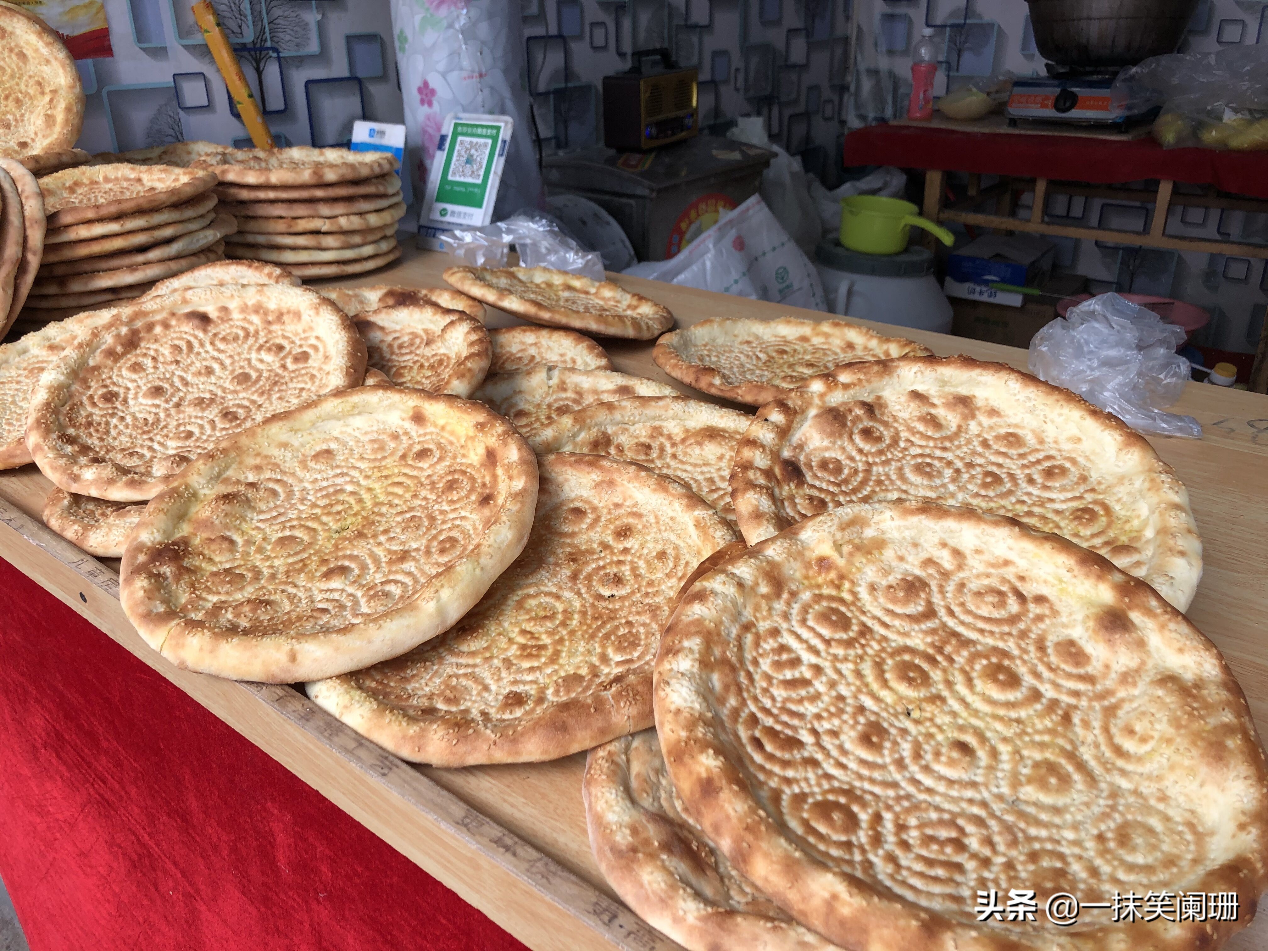 小区里新开了家烤肉店,乌鲁木齐有一个特别火馕店