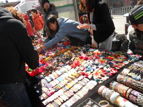 新手摆地摊什么最好卖最赚钱,摆地摊每天能挣1000多地摊经济