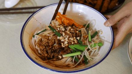 终于吃到超好吃的凉米线,一碗凉米线就能很满足