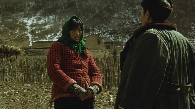 自毁形象，拿洗衣粉洗头，这样的巩俐，才能将村姑演的土得掉渣