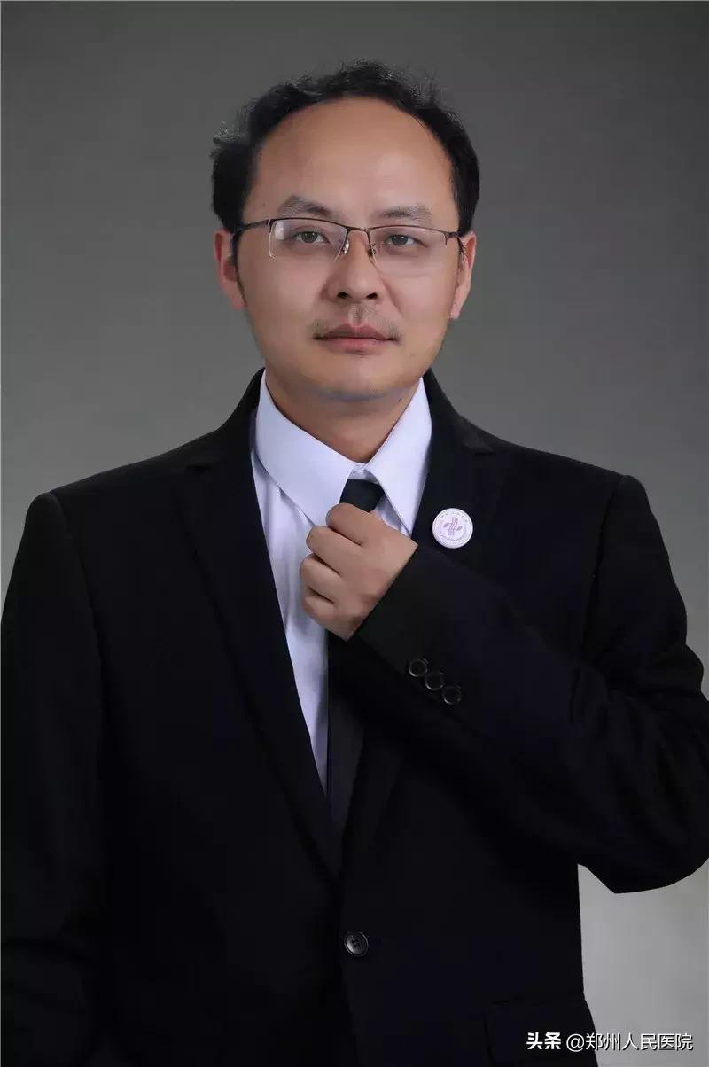 手腕疼10年了怎样治疗,20岁小伙手腕关节疼痛是怎么回事