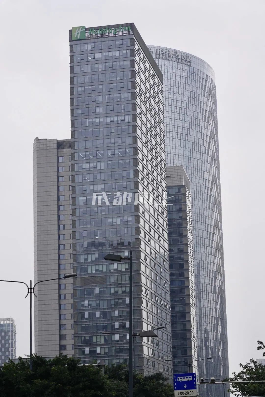 如何让成都变东京？网友：大LOGO收敛点