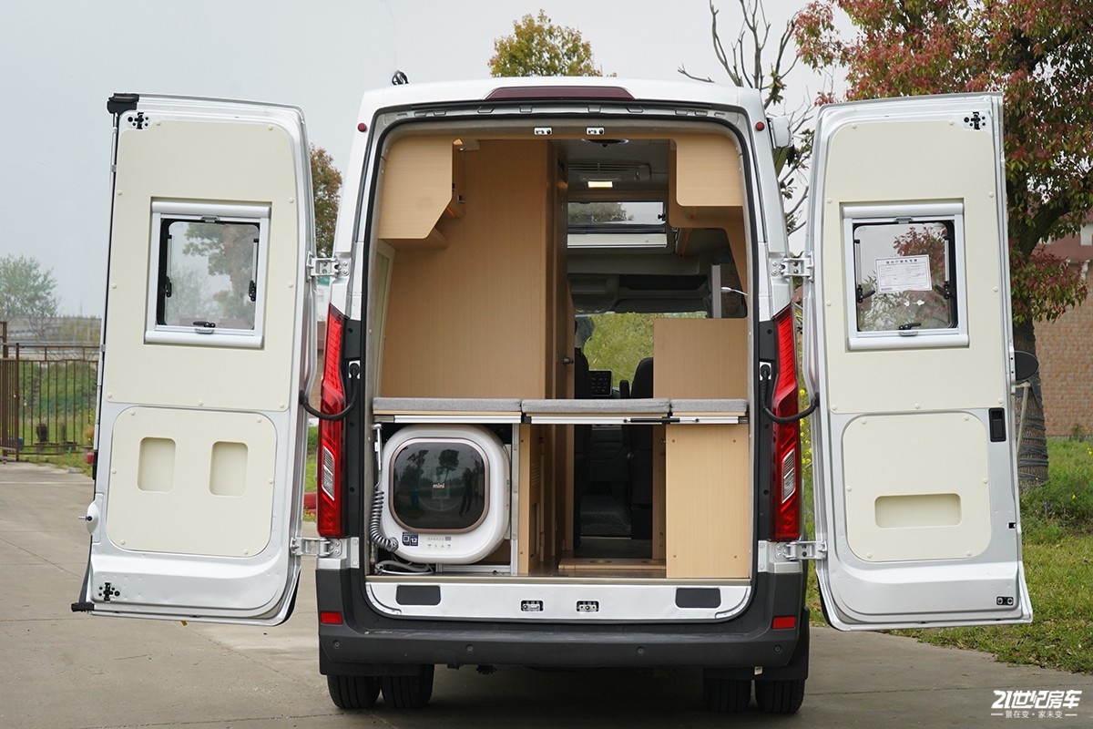 想要大空间？没门！恒温系统打造舒适二人世界，卫航V590B型房车