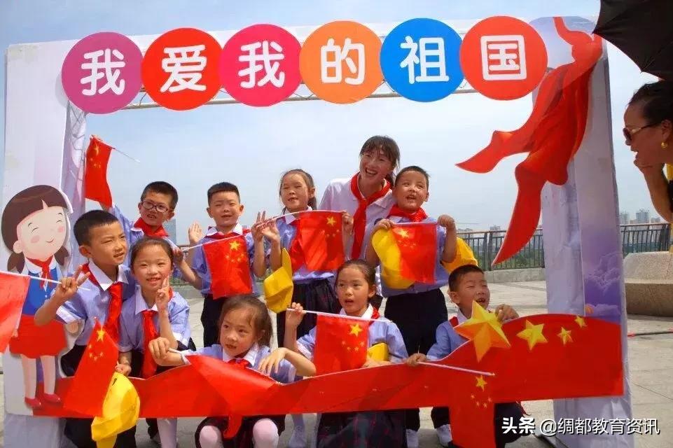 四川南充：高坪七小举行新生入队仪式暨大美南充主题长卷绘画活动