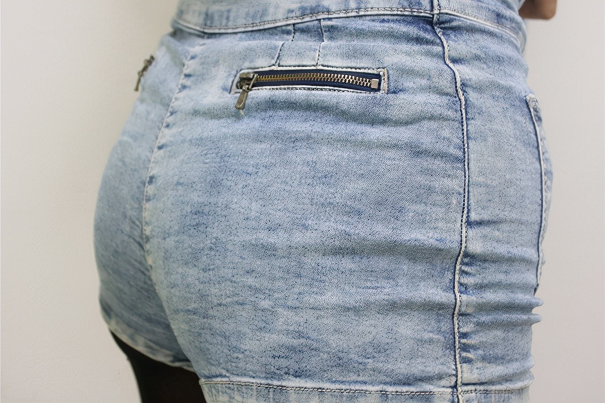 好好的屁股上长疙瘩什么原因,屁股上两坨黑印子怎么改善