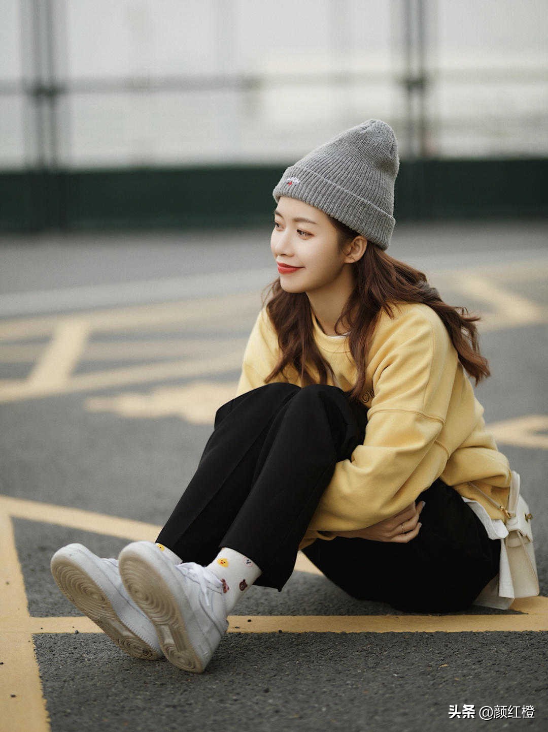 秋天的卫衣搭配思路,秋天卫衣这样穿个性时髦又减龄