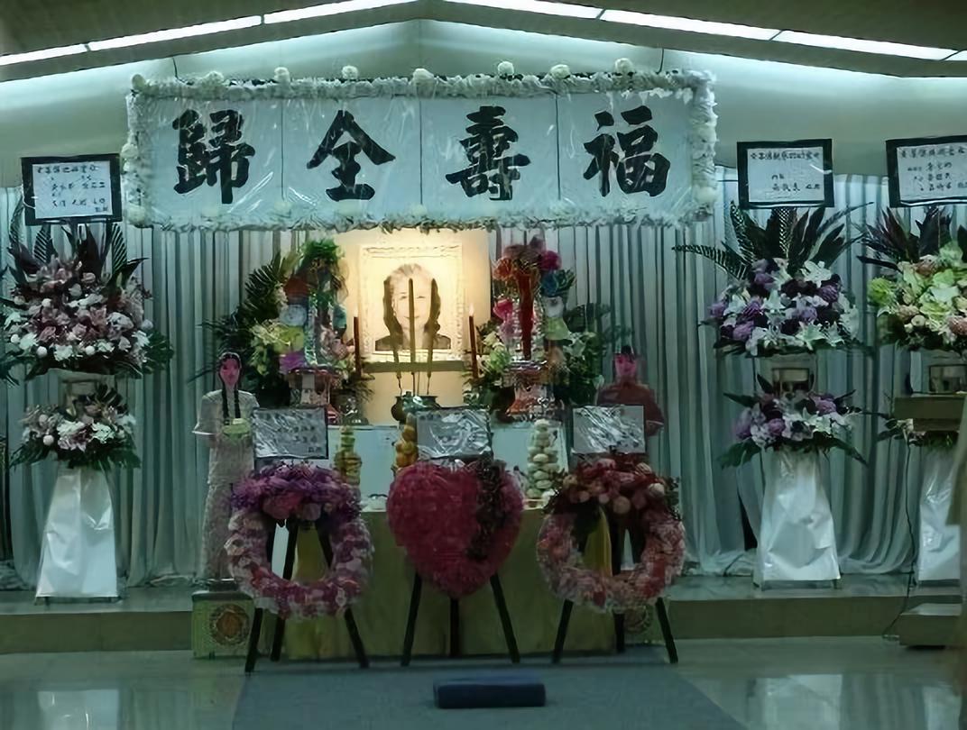 排队等土葬！亡母病逝两个月今日终于设灵视帝瞻仰仪容依然心痛